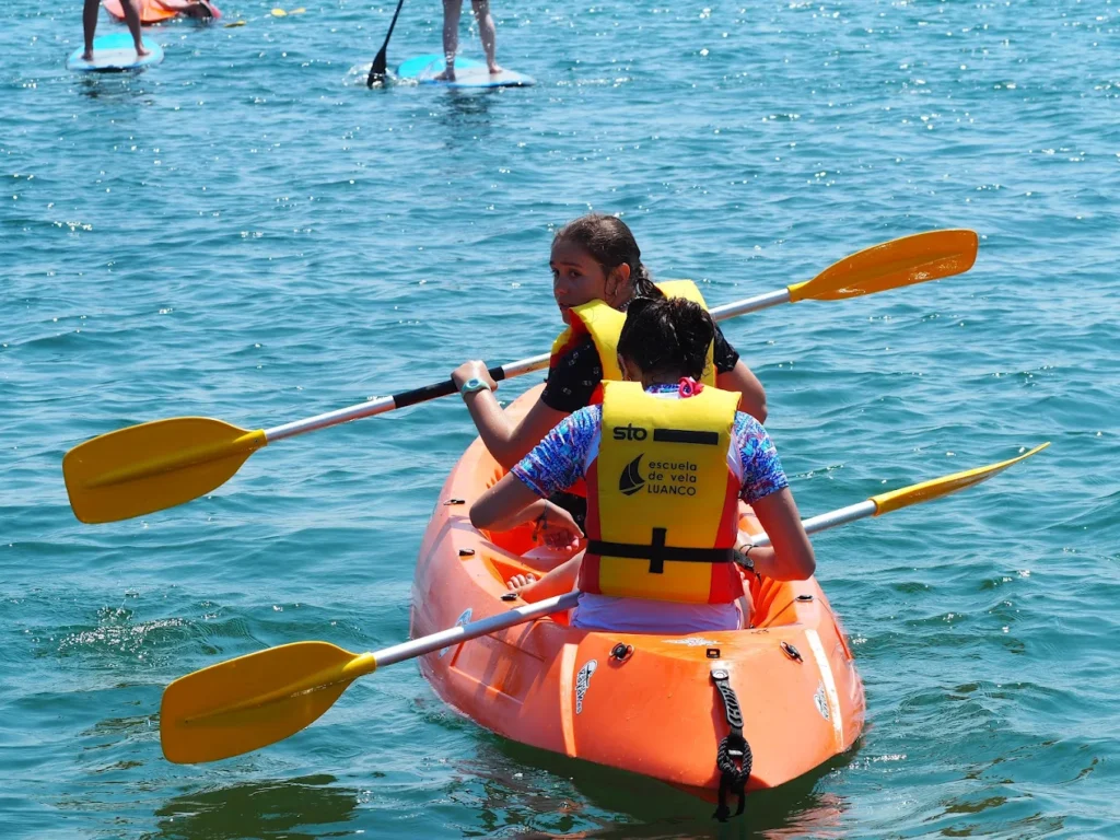 niños en piragua