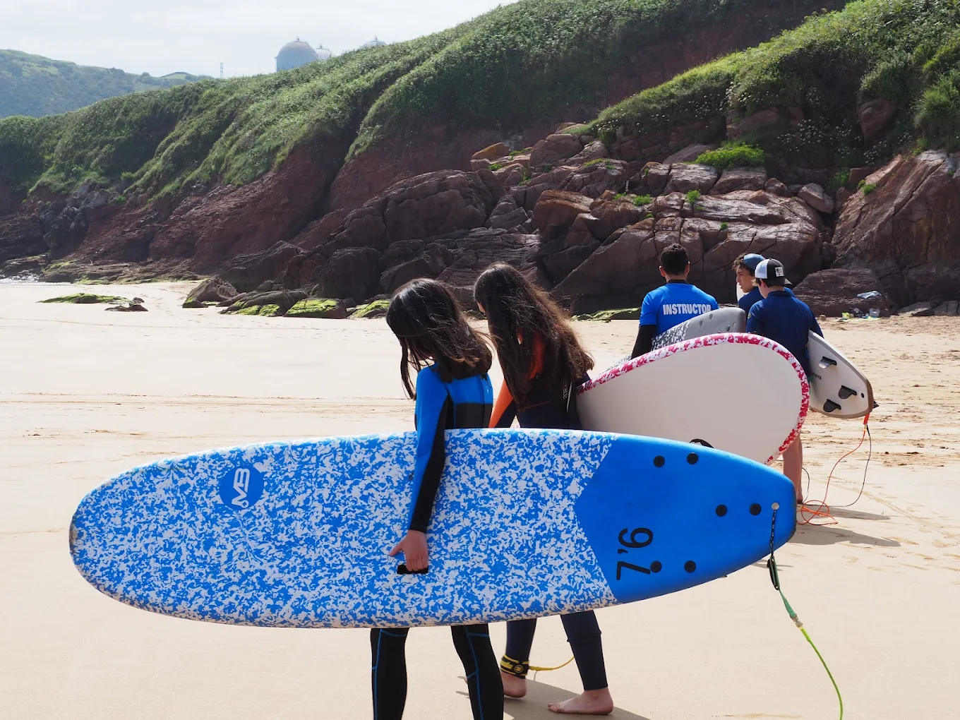 jovenes con tablas de surf
